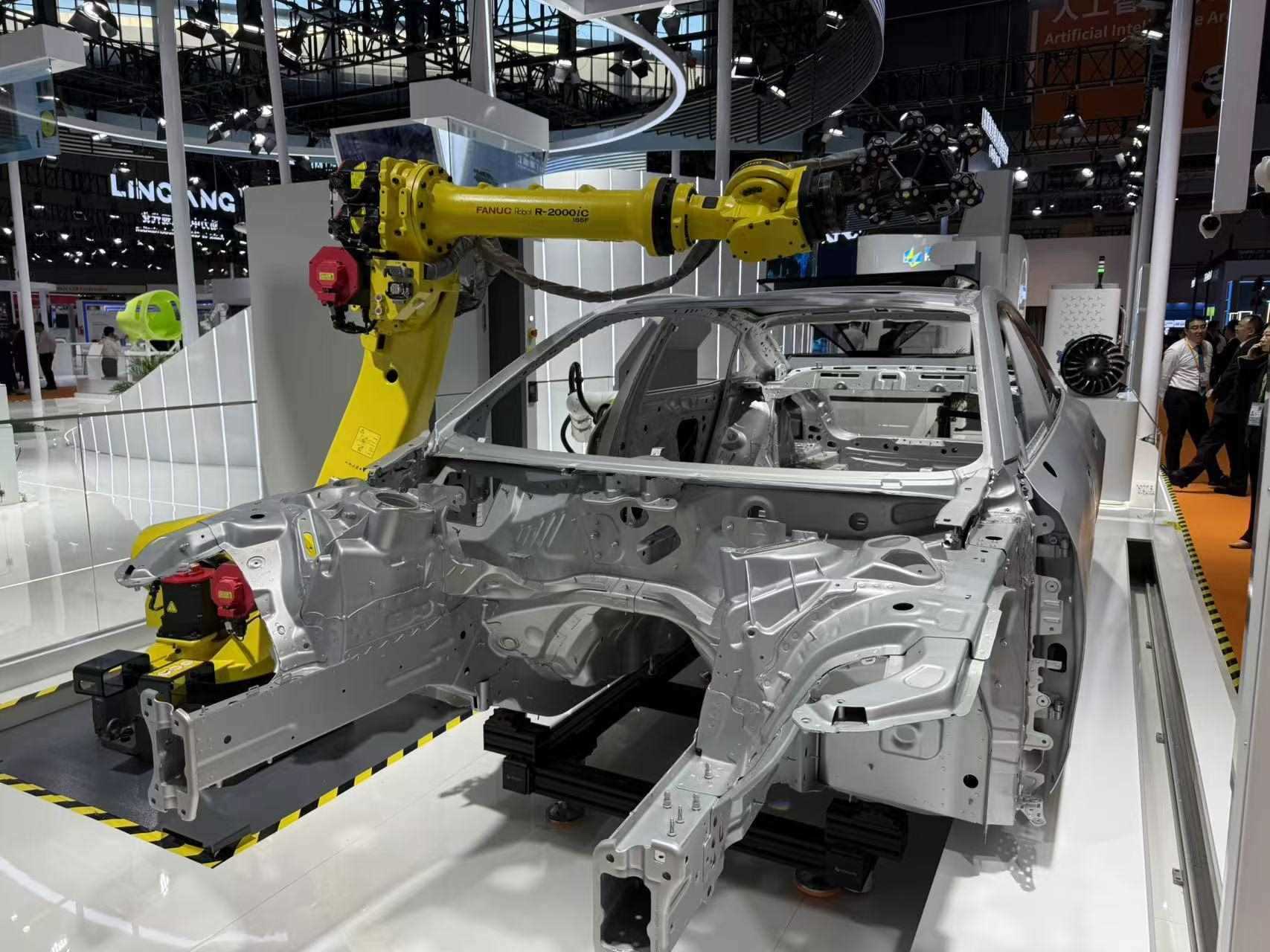 在汽車制造展區(qū)，高精度智能檢測裝備正在模擬檢測汽車車身。人民網記者 王仁宏攝