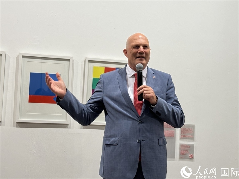 11月8日，瑞士駐華大使白瑞誼在“瑞士經(jīng)典設(shè)計(jì)展”開(kāi)幕式上發(fā)表致辭。（人民網(wǎng) 謝瑩攝）