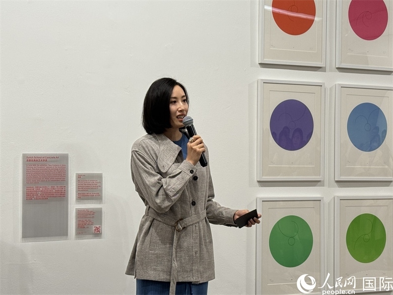 11月8日，今日美術(shù)館館長(zhǎng)張然在“瑞士經(jīng)典設(shè)計(jì)展”開(kāi)幕式上發(fā)表致辭。（人民網(wǎng) 謝瑩攝）