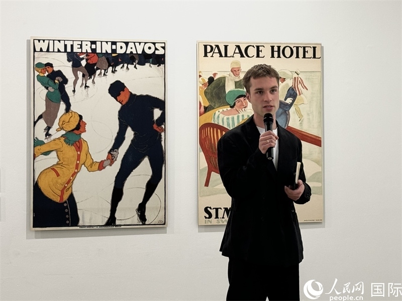 11月8日，“瑞士經(jīng)典設(shè)計(jì)展”策展人言照壁向與會(huì)嘉賓導(dǎo)覽。（人民網(wǎng) 謝瑩攝）