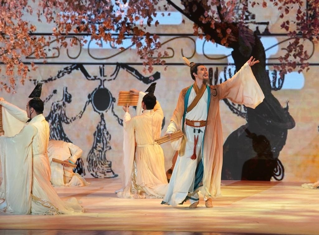 11月6日，演職人員在表演民族舞劇《孔子》片段。新華社記者 張晨霖 攝