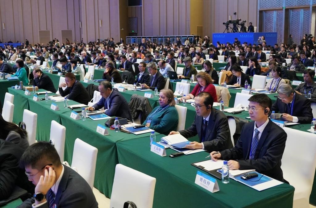 11月7日，中外嘉賓在首屆世界古典學(xué)大會(huì)開(kāi)幕式現(xiàn)場(chǎng)聽(tīng)會(huì)。新華社記者 張晨霖 攝