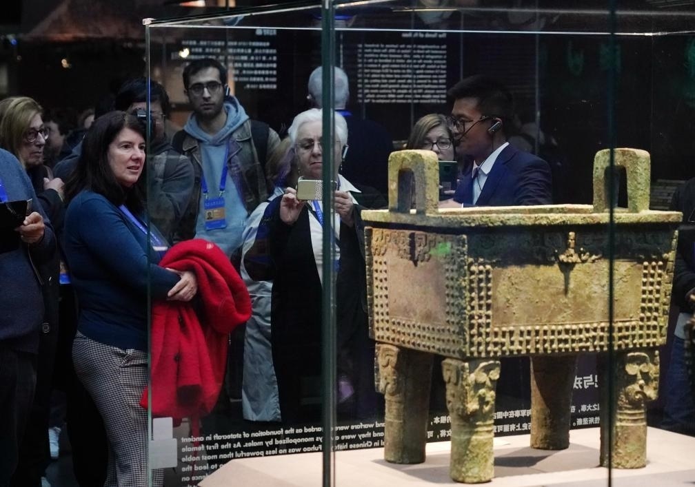 11月6日，中外嘉賓來(lái)到中國(guó)考古博物館參觀“考古與中華文明溯源展”。該展是本屆世界古典學(xué)大會(huì)推出的配套活動(dòng)之一。新華社記者 張晨霖 攝
