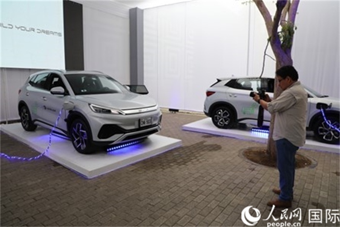 圖為秘魯媒體記者正在拍攝現(xiàn)場(chǎng)展出的比亞迪電動(dòng)汽車(chē)。 人民網(wǎng)記者姜波攝