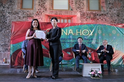 李雅芳向加比拉爾·塞迪略授予“拉美分社榮譽員工”稱號。主辦方供圖