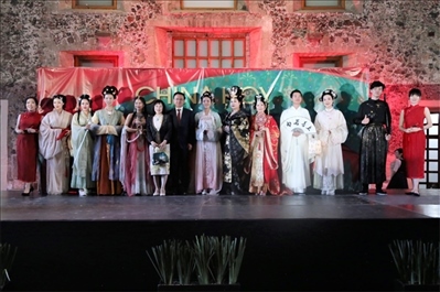 墨西哥華人婦女聯(lián)合總會木蘭藝術(shù)團的中國古代服裝表演。主辦方供圖