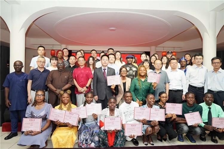 參賽選手與嘉賓合影留念。尼日利亞中國文化中心供圖