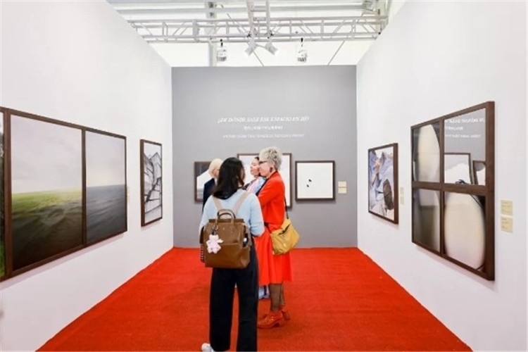 “我內(nèi)心的那個(gè)空從哪里來？從波濤、云朵和勇氣”西岸藝博會(huì)展覽現(xiàn)場(chǎng) 圖片由主辦方提供