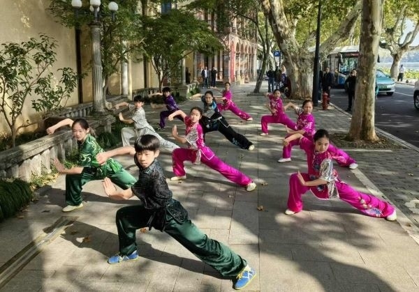 杭州市陳經(jīng)綸體校武術隊學生們展示中華武術。 人民網(wǎng)記者 楊磊攝