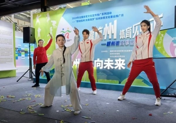 三位奧運冠軍進行陳式太極拳表演。 人民網(wǎng)記者 楊磊攝