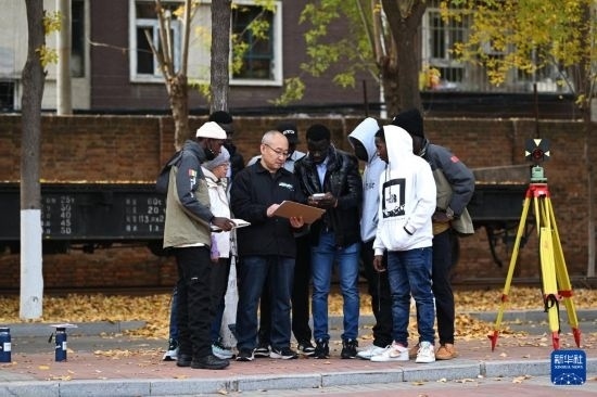 在天津鐵道職業(yè)技術(shù)學(xué)院，老師指導(dǎo)幾內(nèi)亞學(xué)員使用測(cè)距儀器（11月11日攝）。新華社記者 李然 攝