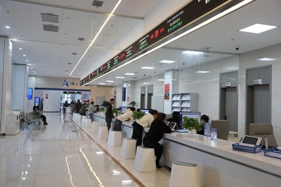 觀山湖區(qū)政務(wù)大廳窗口辦事忙。
