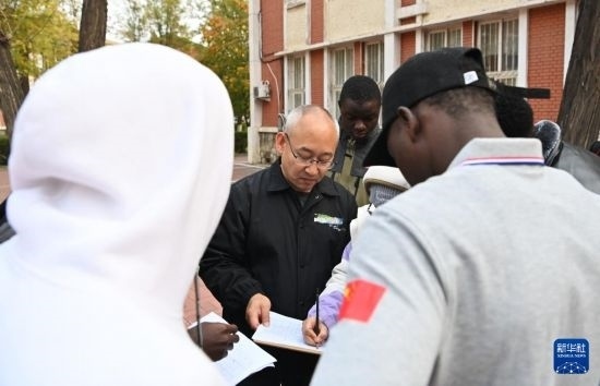 在天津鐵道職業(yè)技術(shù)學(xué)院，老師指導(dǎo)幾內(nèi)亞學(xué)員使用測(cè)距儀器（11月11日攝）。新華社記者 李然 攝