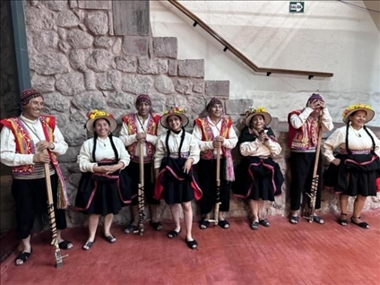 身著傳統(tǒng)服飾的秘魯藝人。本報(bào)記者 張朋輝 攝