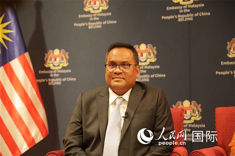 馬來西亞駐華大使諾曼在11月12日召開的記者見面會上回答記者提問。人民網(wǎng) 王婧攝