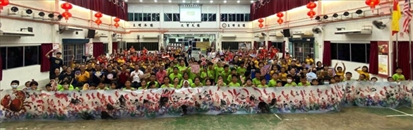 在工作坊導(dǎo)師的指導(dǎo)下，三校200余名學(xué)生共同完成了一幅長(zhǎng)達(dá)80尺的水墨畫作。主辦方供圖