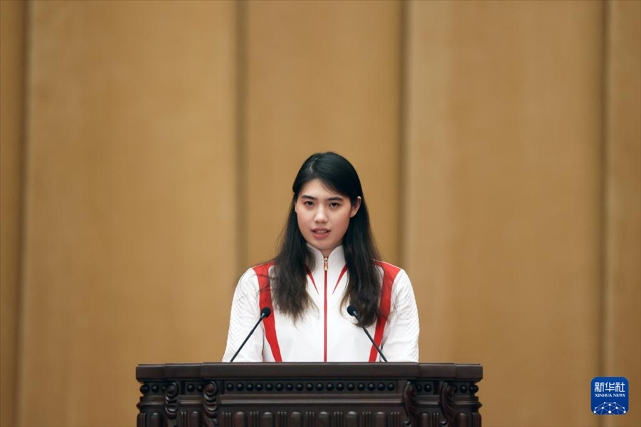 11月15日，游泳運(yùn)動(dòng)員張雨霏在報(bào)告會(huì)上發(fā)言。新華社記者 李明 攝