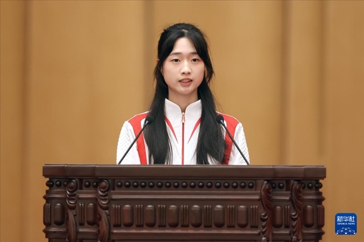 11月15日，射擊運(yùn)動(dòng)員黃雨婷在報(bào)告會(huì)上發(fā)言。新華社記者 李明 攝