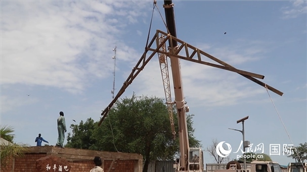 ▲吊裝文娛設施房梁（張洪奧攝）