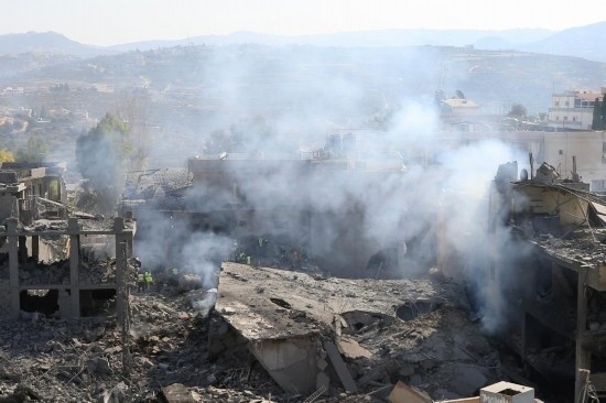 這是10月16日在黎巴嫩南部城鎮(zhèn)加納拍攝的遭摧毀的建筑。新華社發(fā)（阿里·哈希紹攝）