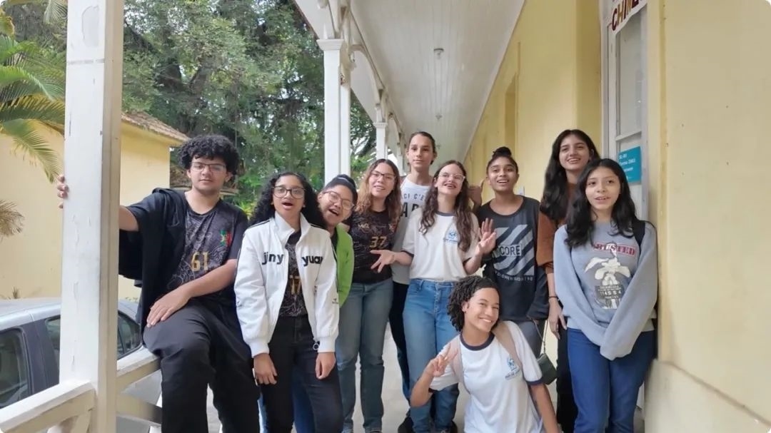 學(xué)生們用中文跟島叔問(wèn)好。作者供圖