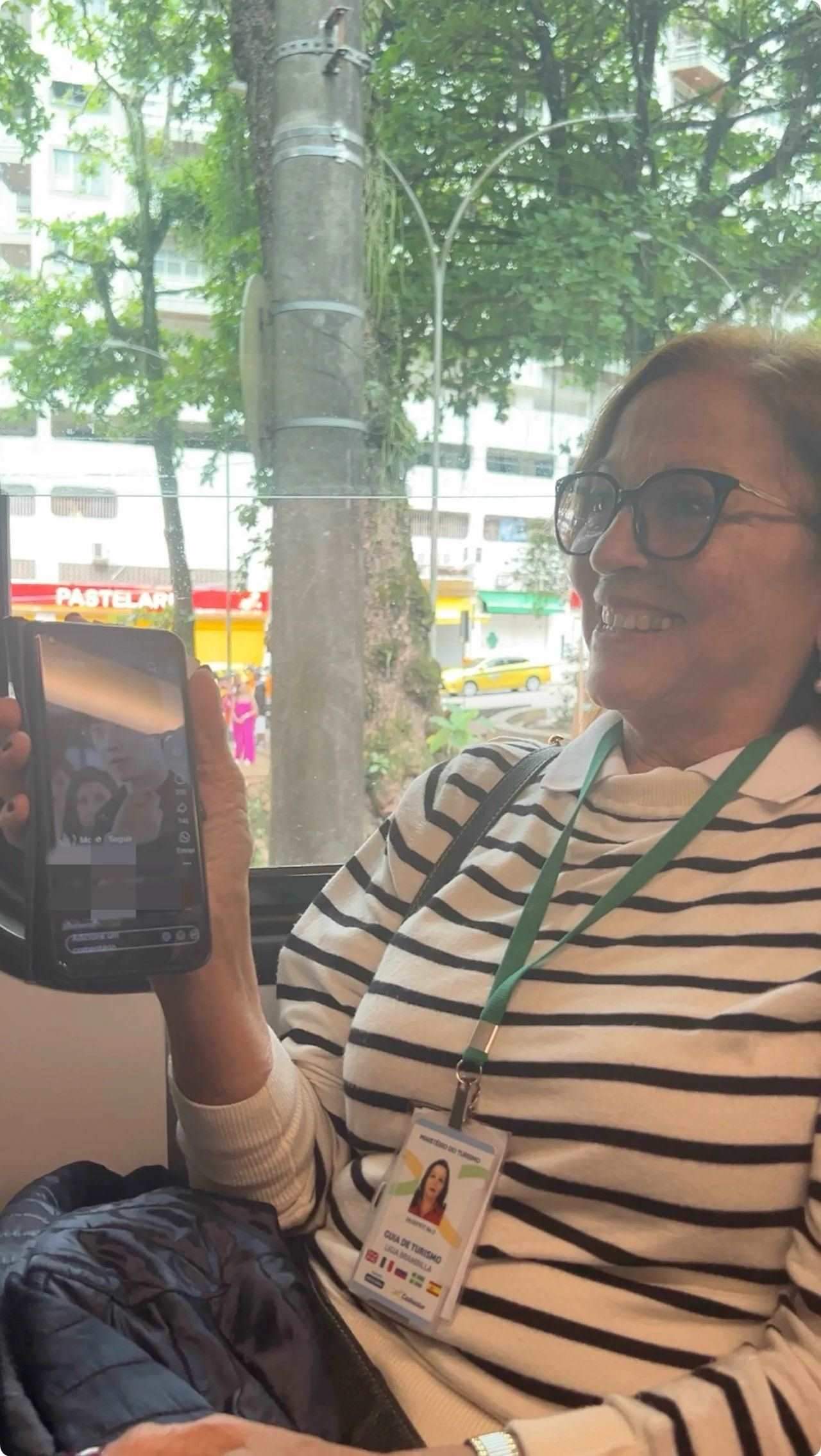 當(dāng)?shù)厝讼驆u叔展示中國(guó)網(wǎng)劇。作者供圖