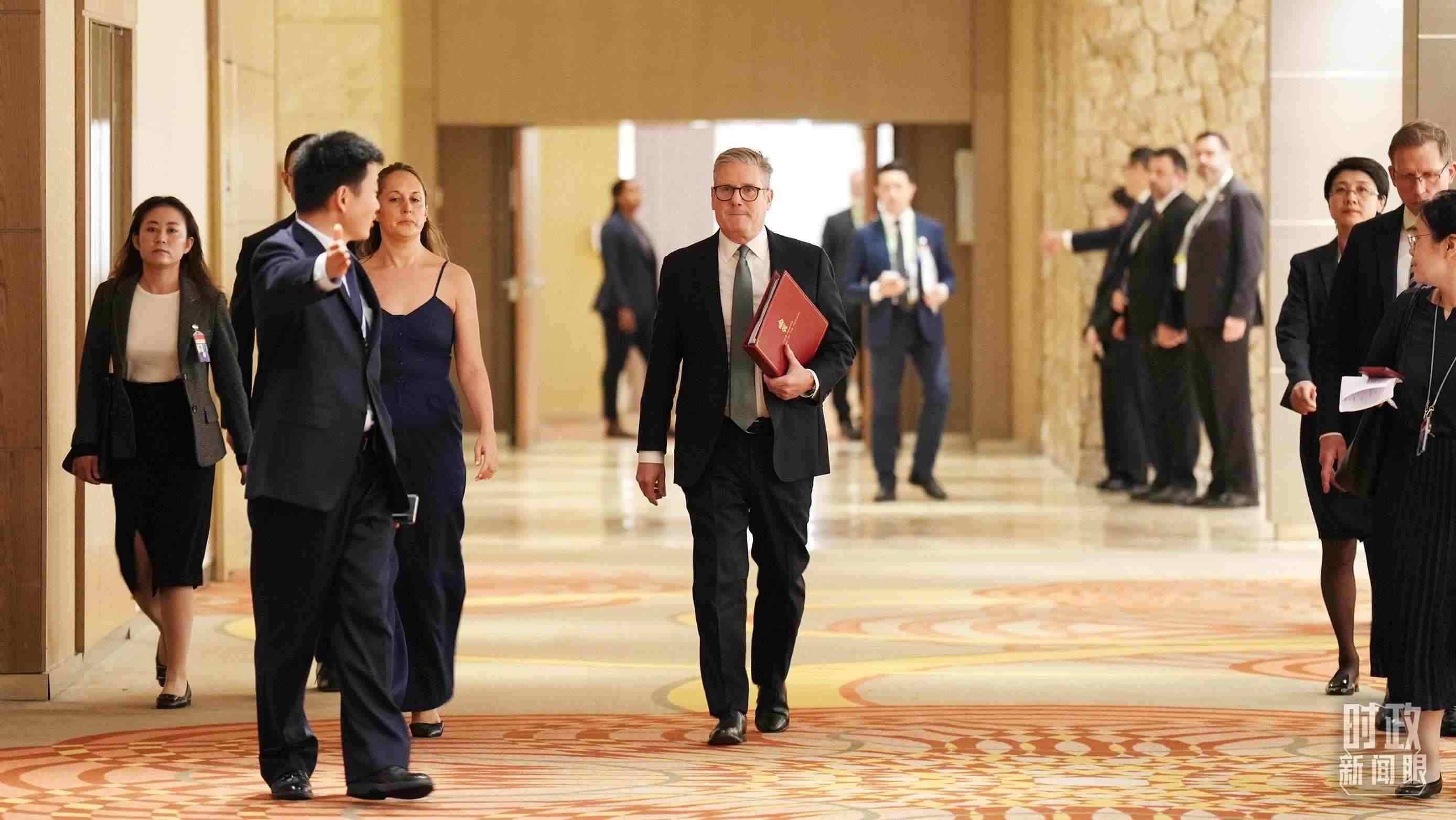 △英國首相斯塔默抵達(dá)會(huì)見現(xiàn)場(chǎng)。（總臺(tái)記者李晉拍攝）