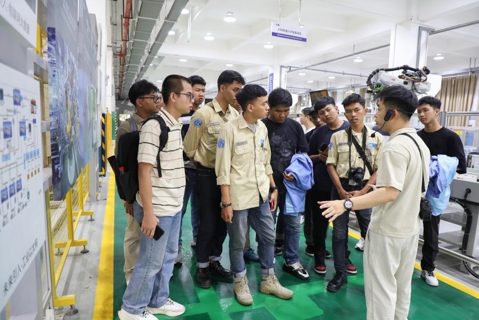 來華留學(xué)生在工程實踐中心上課。教育部職業(yè)教育與成人教育司供圖