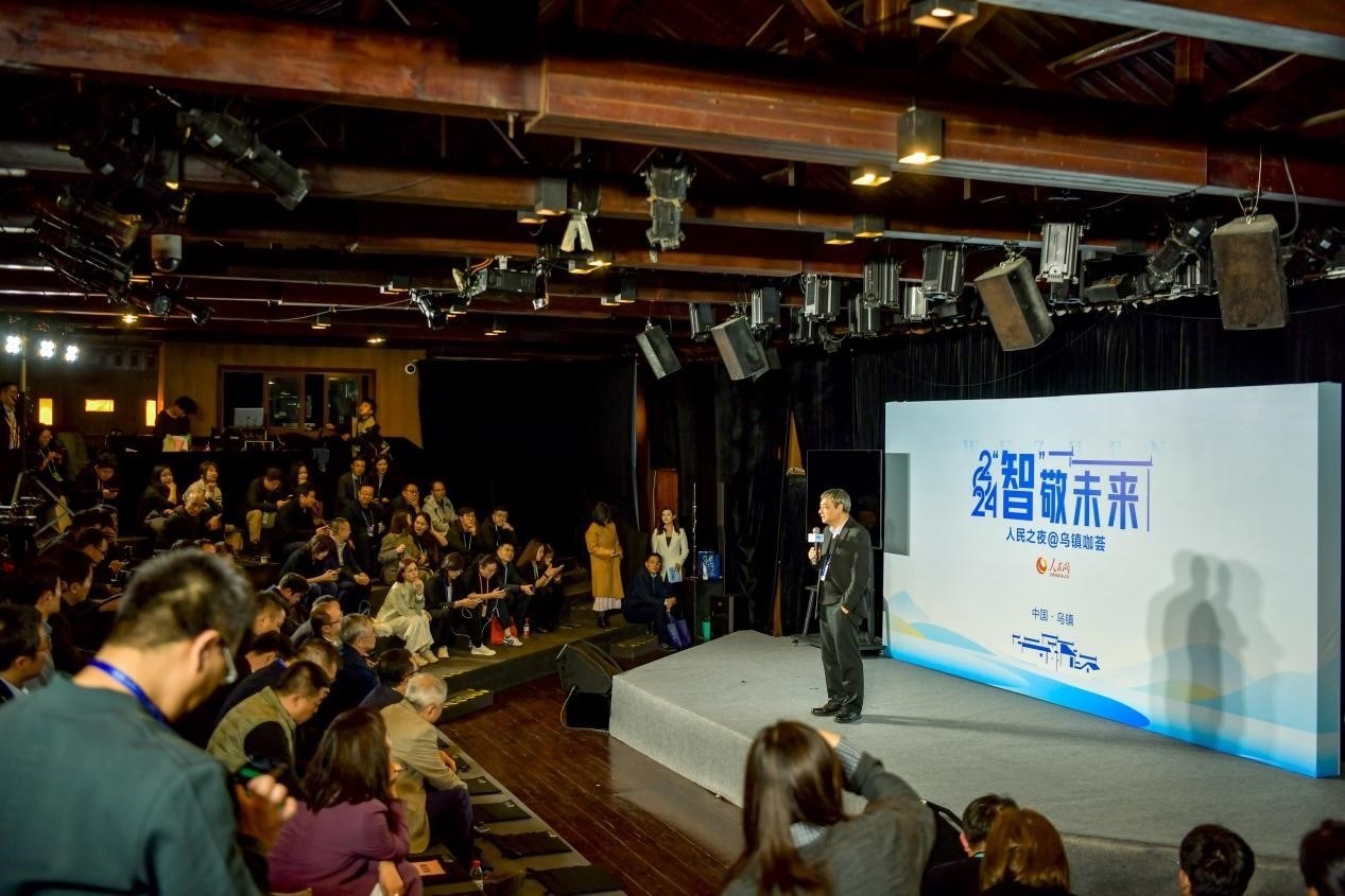 在開場環(huán)節(jié)，清華大學(xué)人工智能研究院常務(wù)副院長、教授孫茂松發(fā)言分享。人民網(wǎng)記者 任峰濤攝