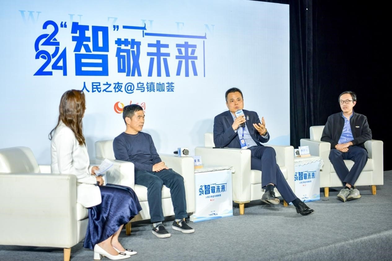 在對(duì)話環(huán)節(jié)，之江實(shí)驗(yàn)室高級(jí)研究專家潘愛民、伏羲智庫創(chuàng)始人李曉東、麒麟軟件副總經(jīng)理李震寧探討“‘百模大戰(zhàn)’將卷向何方”。人民網(wǎng)記者 任峰濤攝