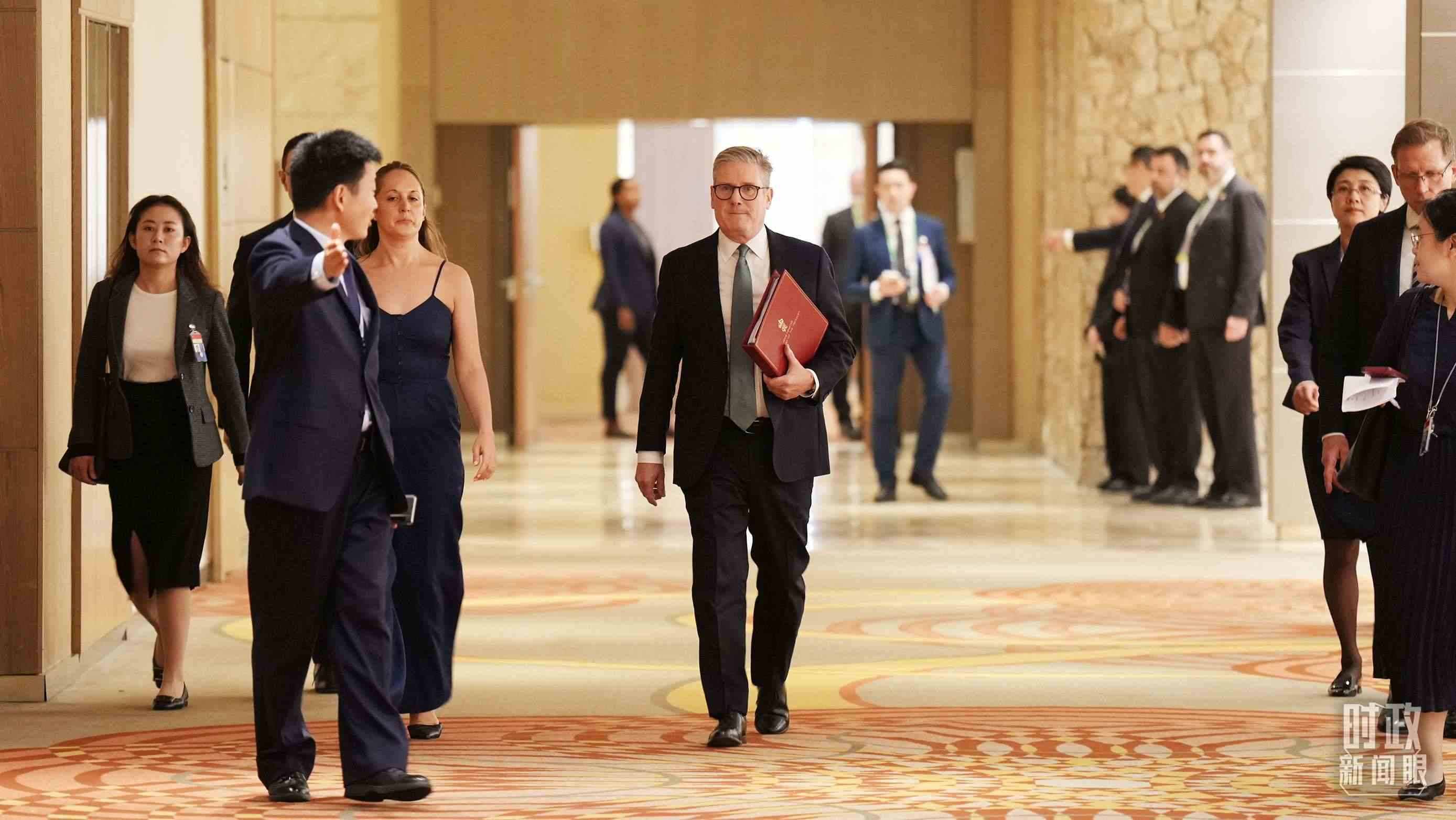 英國(guó)首相斯塔默抵達(dá)會(huì)見(jiàn)現(xiàn)場(chǎng)，這是他首次同習(xí)主席面對(duì)面交流。