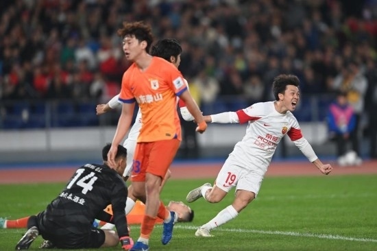 11月23日，上海海港隊(duì)球員王振澳（右）慶祝進(jìn)球。新華社記者 黃宗治 攝