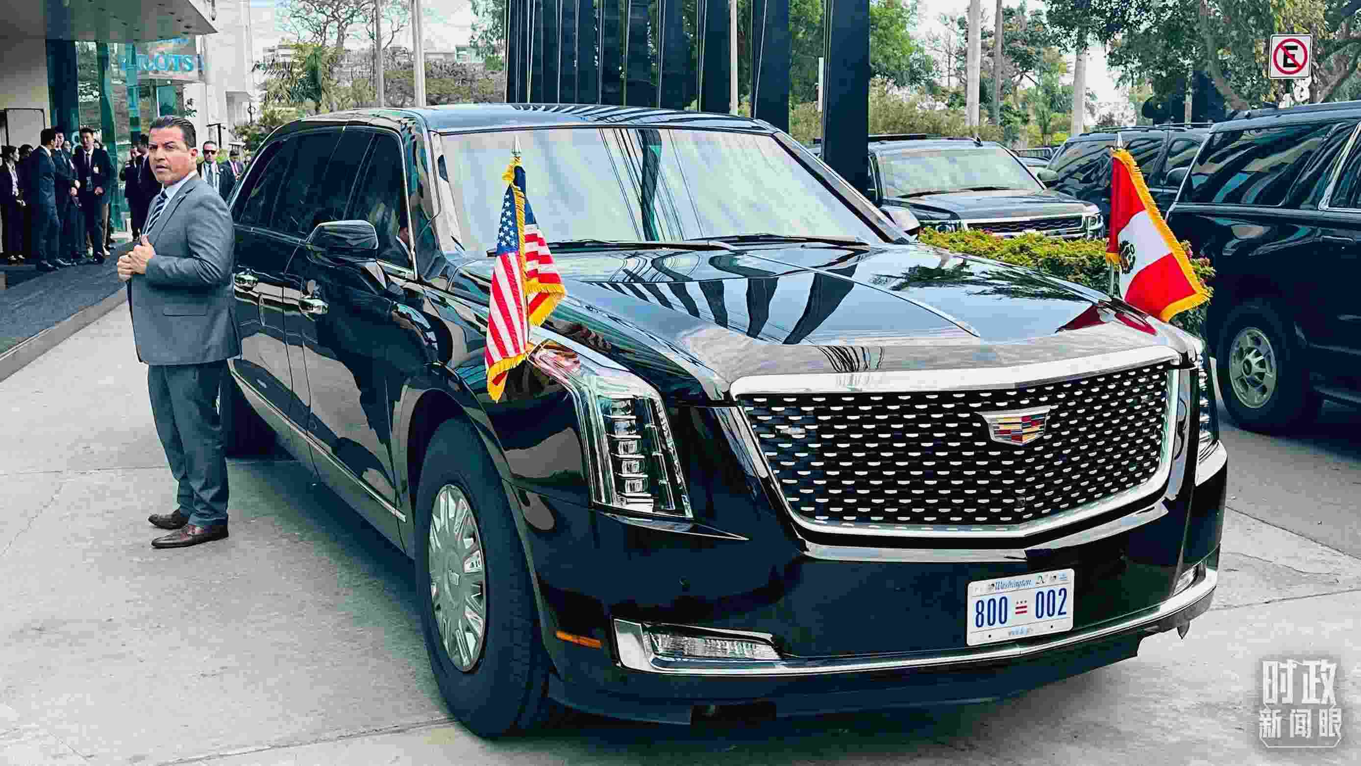 美國(guó)總統(tǒng)拜登乘車抵達(dá)中美元首會(huì)晤現(xiàn)場(chǎng)。（總臺(tái)央視記者范一鳴拍攝）