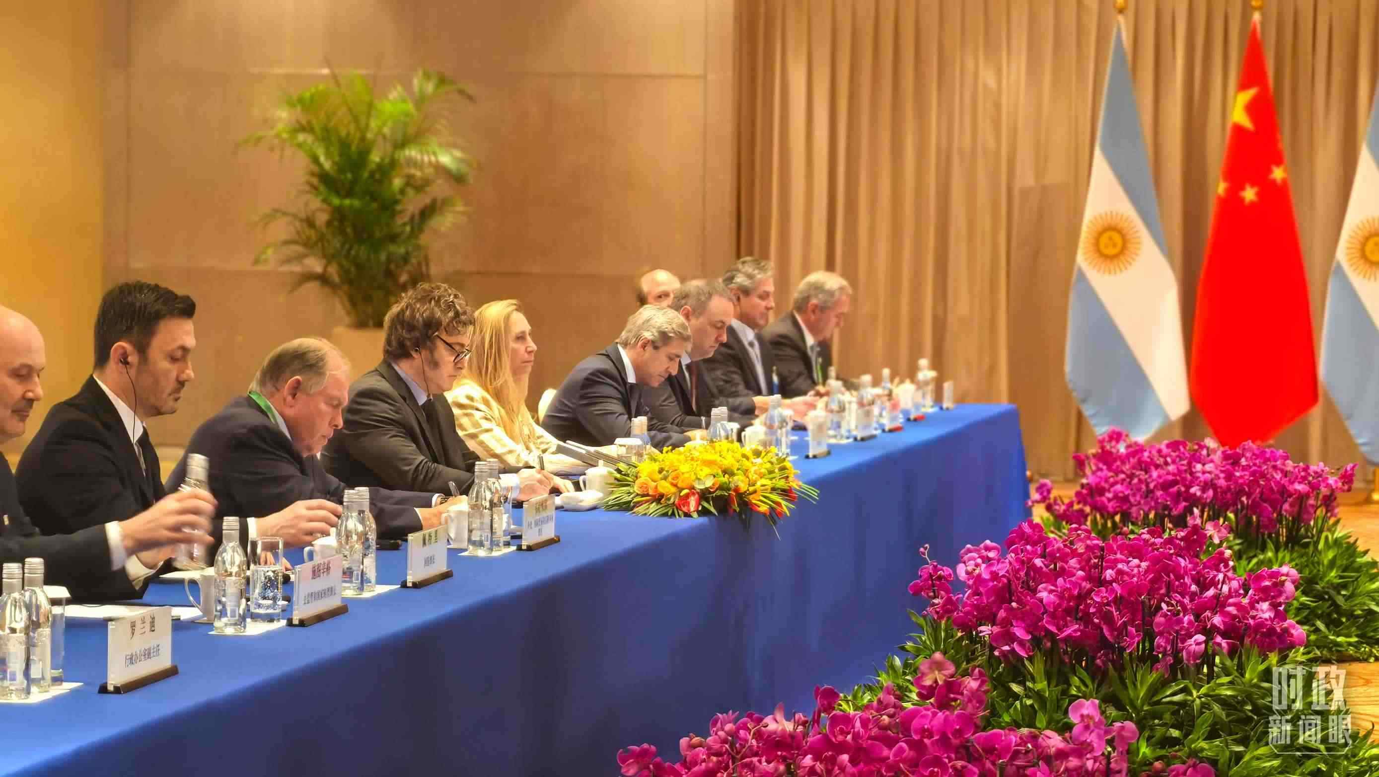 習(xí)主席會(huì)見(jiàn)阿根廷總統(tǒng)米萊現(xiàn)場(chǎng)。（總臺(tái)央廣記者潘毅拍攝）