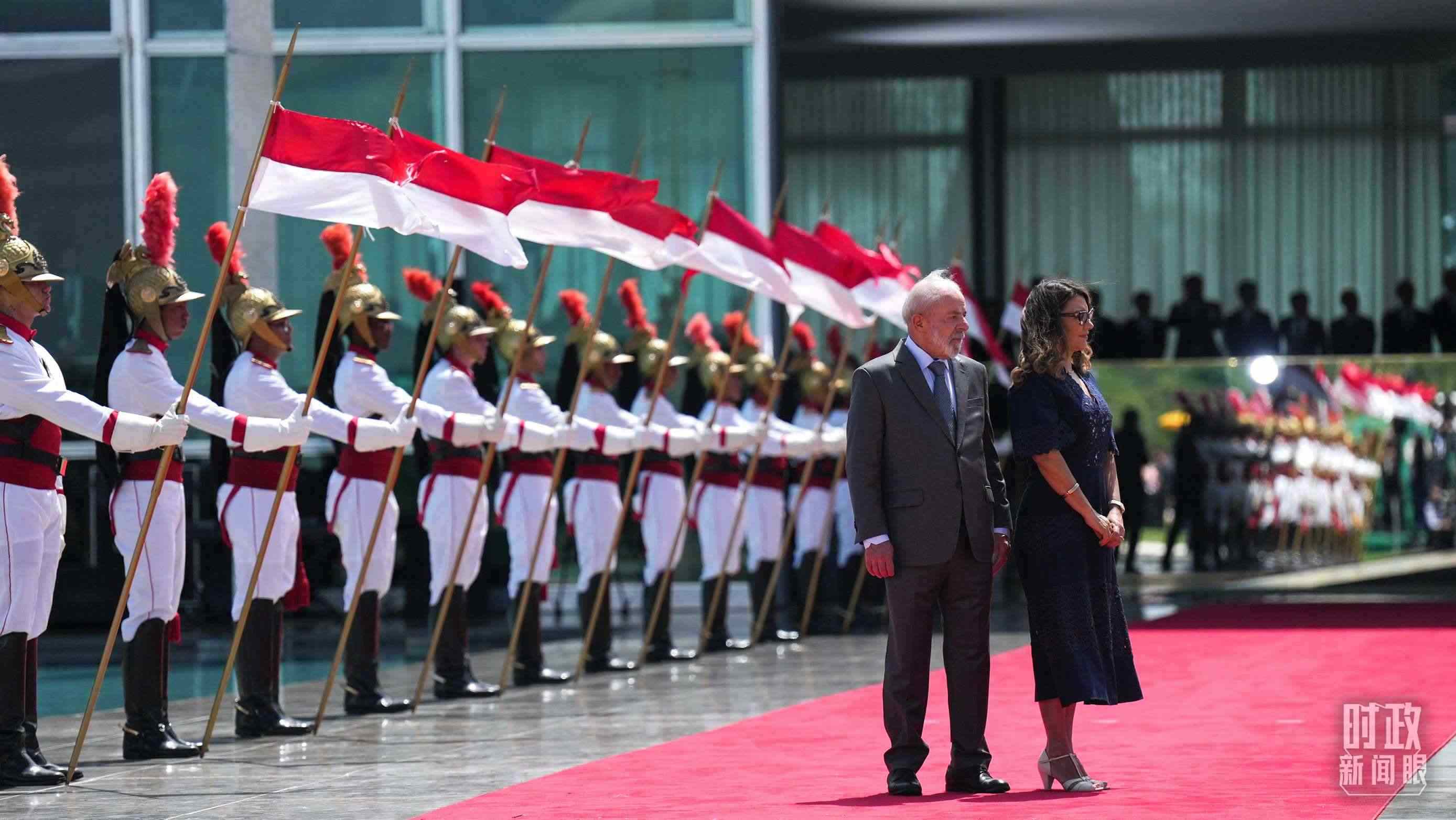 巴西總統(tǒng)盧拉和夫人羅桑等候習(xí)主席到來(lái)。