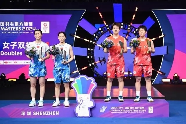 11月24日，劉圣書（右二）/譚寧（右一）與李怡婧/羅徐敏（左一）在頒獎臺上合影。新華社記者 梁旭攝