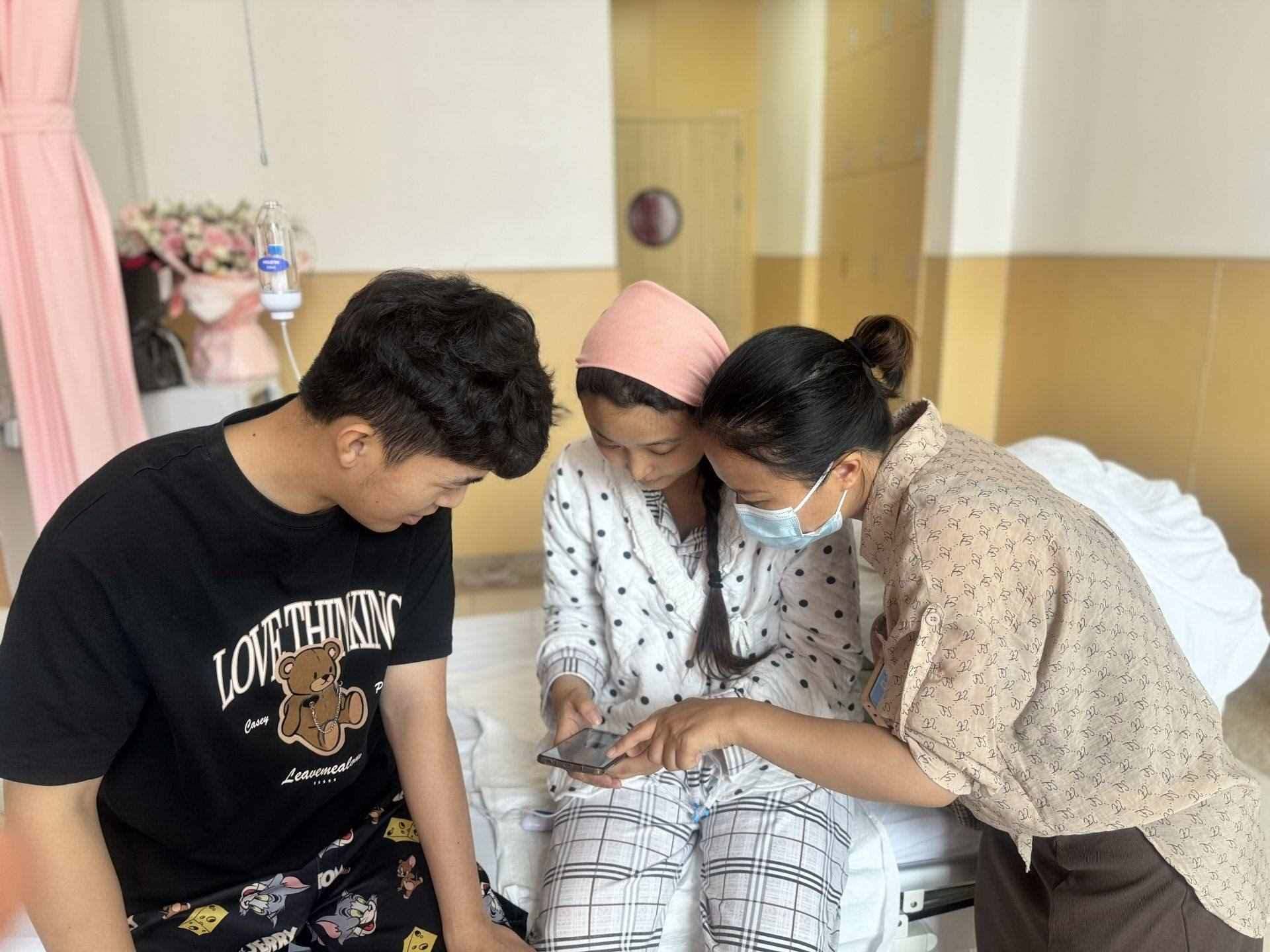 新生兒家庭通過手機辦理新生兒出生“一件事”。安徽省數(shù)據(jù)資源管理局供圖