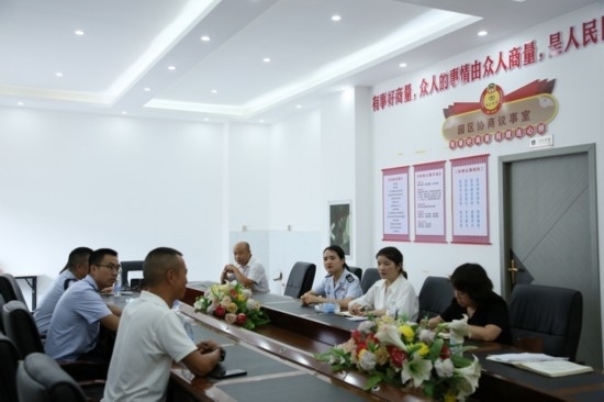 榕江縣稅務(wù)局在園區(qū)協(xié)商議事室協(xié)調(diào)解決企業(yè)訴求。黔東南州稅務(wù)局供圖