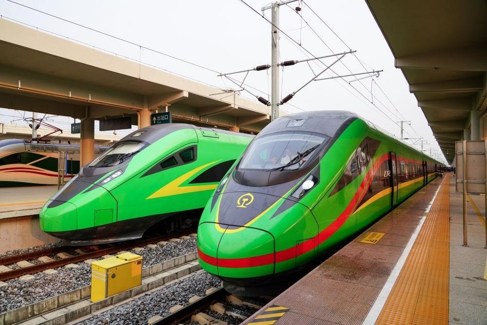 截至2024年7月5日，中老鐵路國際旅客列車?yán)塾嬮_行滿1000列，極大地便利了沿線民眾出行。