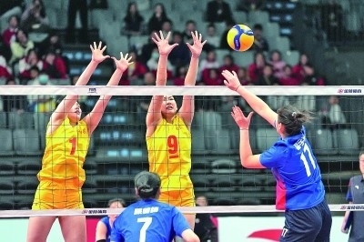 11月27日，山東隊(duì)球員李晨瑄（中）、李美君（左）在比賽中攔網(wǎng)。新華社發(fā)