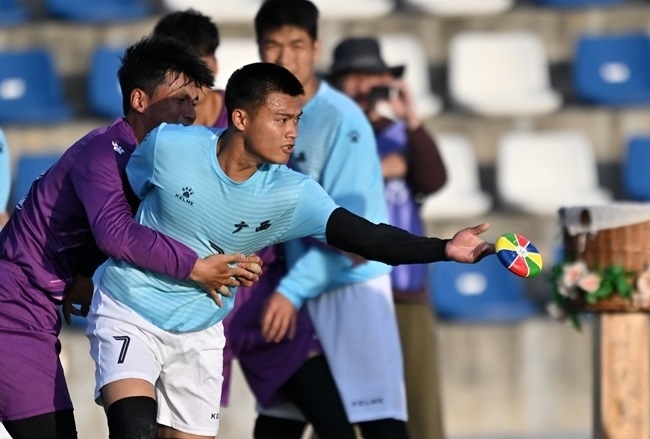 11月28日，花炮半決賽，廣西隊與海南隊展開激烈角逐。新華社記者 郭程攝