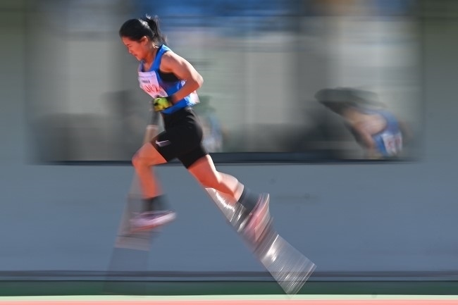 11月28日，海南隊選手吳明芬在高腳競速比賽中。新華社記者 杜子璇攝