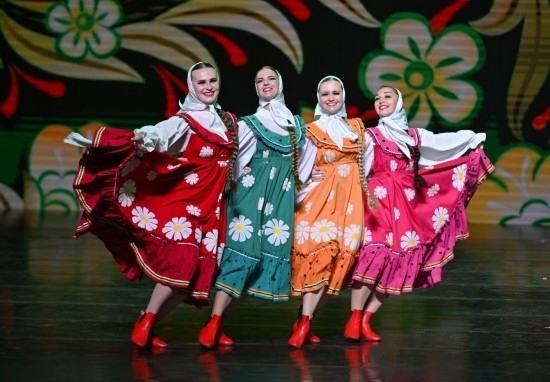 6月22日，2024-2025“中俄文化年”海南島歡樂節(jié)俄羅斯藝術(shù)團(tuán)體巡演在?？谑信e行。新華社記者郭程攝