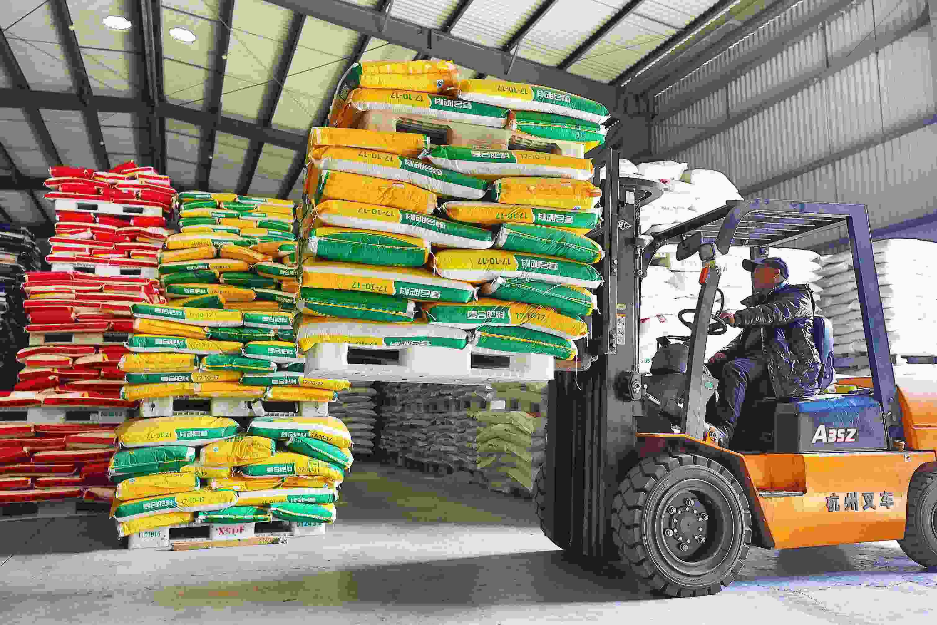 2023年2月15日，在浙江義烏供銷聯(lián)社的農(nóng)資貯存?zhèn)}庫，工作人員正在調(diào)運(yùn)復(fù)合肥料等農(nóng)資。