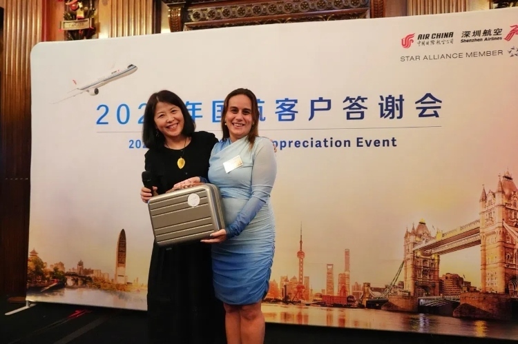 獲獎(jiǎng)嘉賓上臺(tái)領(lǐng)取精美獎(jiǎng)品。吳若鳴攝