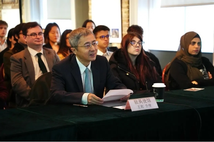中國(guó)駐英國(guó)大使館公使王起發(fā)表講話。吳若鳴攝