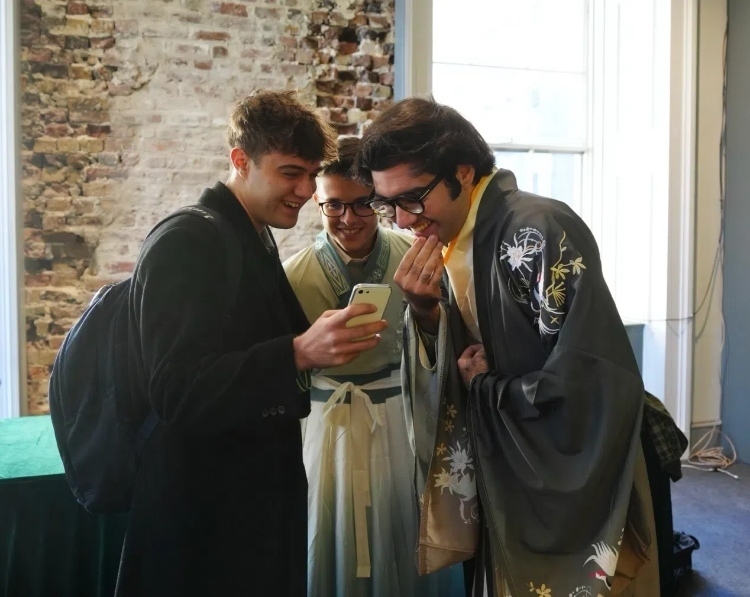 英國(guó)學(xué)生感受漢服魅力。吳若鳴攝