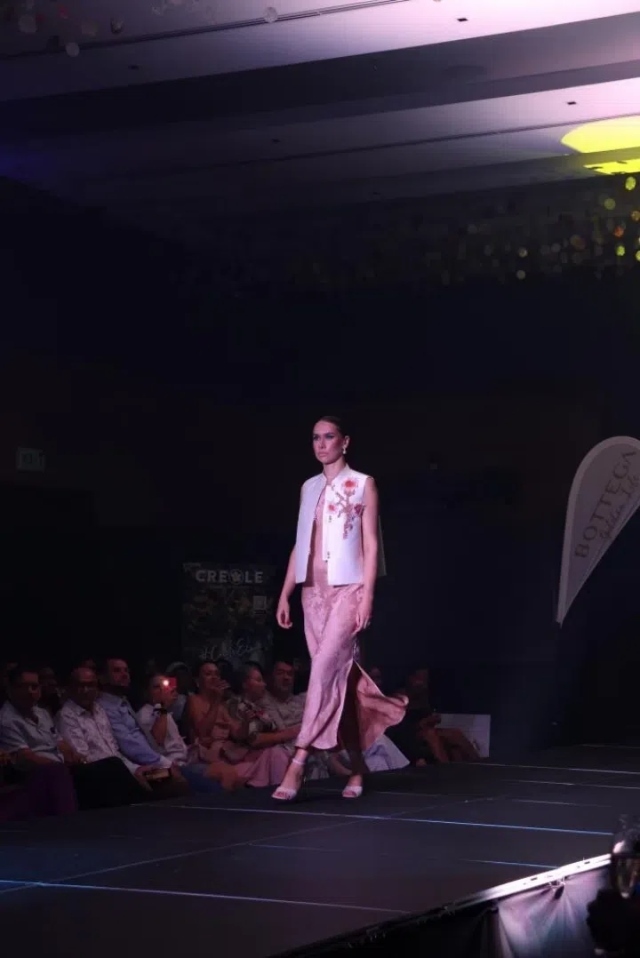 模特展示新中式禮服。顏李芳攝