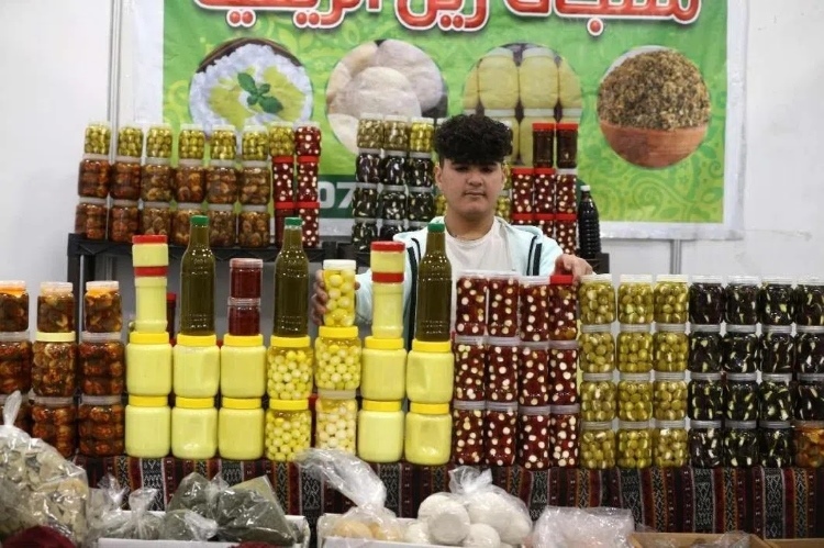 一名展商在展示各式各樣的橄欖制品。納達(dá)爾·達(dá)烏德攝