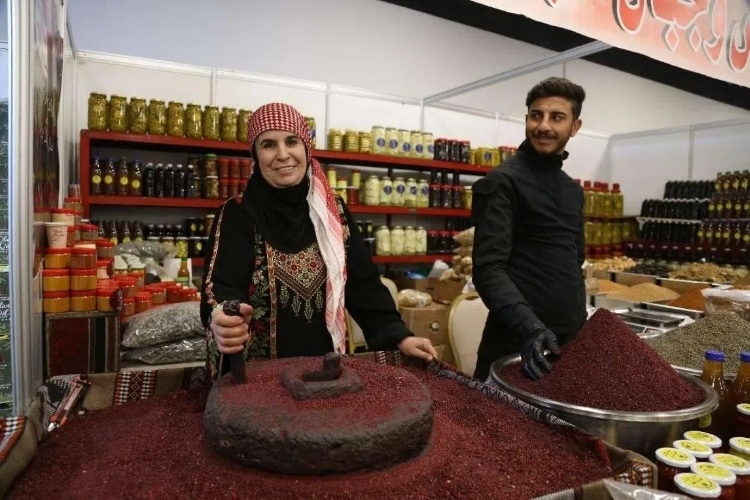 制作辣椒末的當(dāng)?shù)貗D女。納達(dá)爾·達(dá)烏德攝